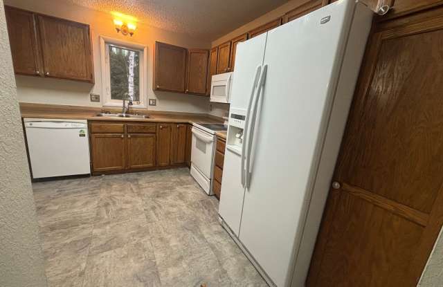 4 bedroom home in North Pole / No pets/ 2 car garage / Washer/Dryer in unit Gallery 4