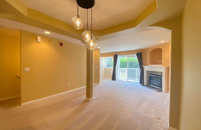 Gorgeous 2 Bed PLUS Large Downstairs Bonus Room & 3 Bathroom Kirkland Townhome w/ Beautiful Views! Gallery 4