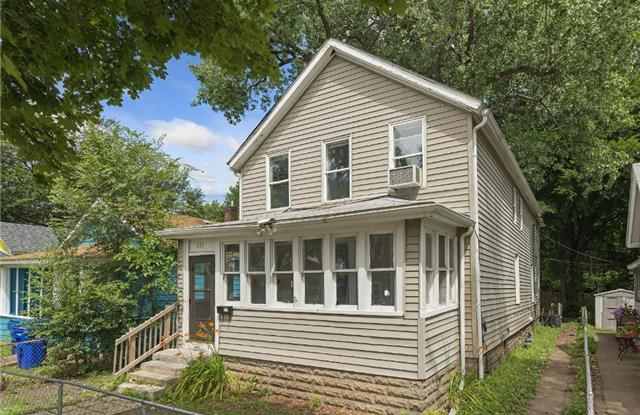 Large 5 Bedroom 2 Bathroom Home in Saint Paul!! - 615 Minnehaha Avenue East, St. Paul, MN 55130
