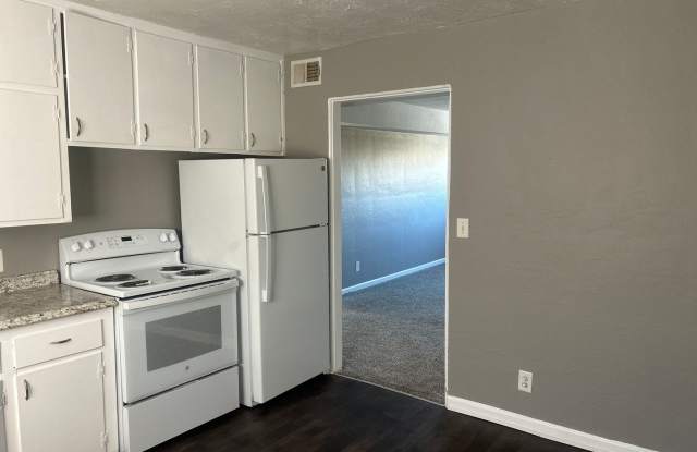 Forest Court Apartment Homes - 1066 Forest Court, Kansas City, KS 66103