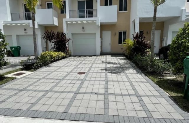 7221 NW 103 Path - 7221 Northwest 103rd Path, Doral, FL 33178