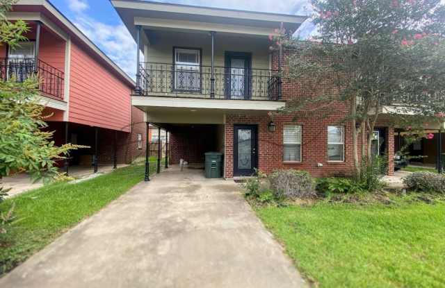 Updated 2-Bed Townhouse Steps from McNeese - W/D Included Gallery 1