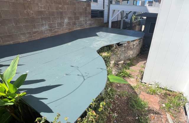 Cute 2-bed 1-Bath cottage with 1 covered Carport and driveway parking in Kaimuki Gallery 4