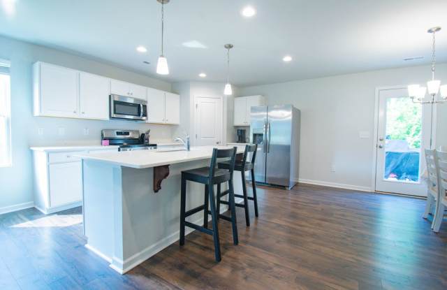 ✨ SPACIOUS 4-BEDROOM HOME WITH FENCED YARD & DOWNSTAIRS SUITE! Gallery 4