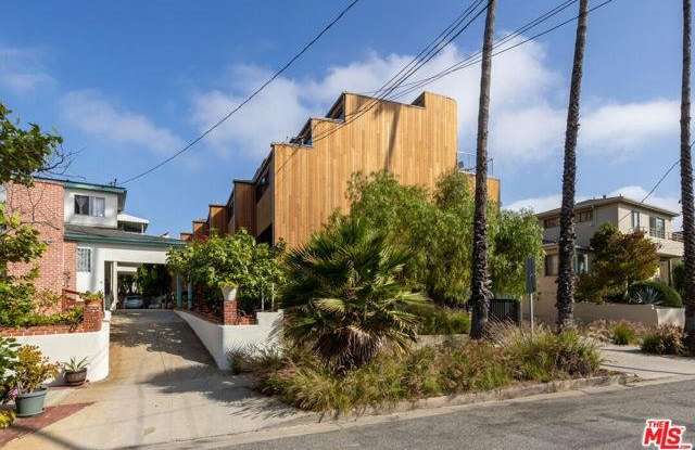 632 Pacific Street Gallery 2