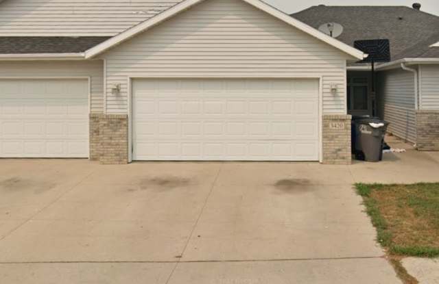 4 Bed, 3 Bath Townhome in Village Green! photos photos