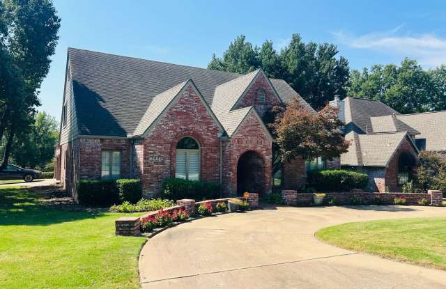 Gorgeous and spacious home in desirable Harvard Pointe on corner lot with circular drive in front. Gallery 3