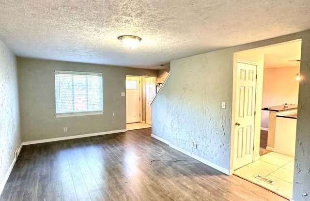 Updated 3 Bed, 1.5 Bath Home in Forest Hills - Available Now! Gallery 4