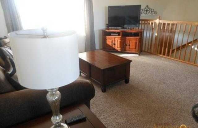 4 BEDROOM | 2 BATH | SPLIT FOYER HOUSE | GARAGE | RAPID VALLEY Gallery 3