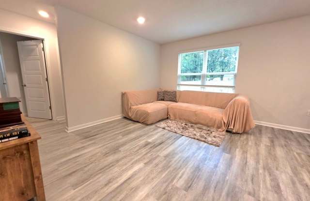 This Charming 3-bedroom, 2-bath Home in the Desired Bridlewood Subdivision! Gallery 3