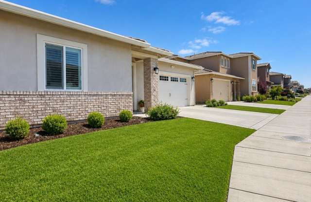 Beautiful 3-Bedroom Home with Open Floor Plan & Community Pool Gallery 3