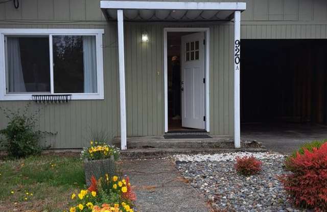 Cozy 1 Bedroom Cottage Style Duplex Gallery 3