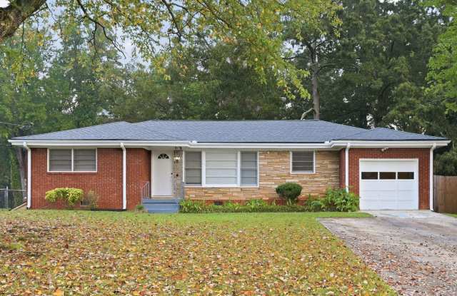 3BD/2BA Ranch Home for Rent – Fenced Yard, Garage & Hardwoods Gallery 1