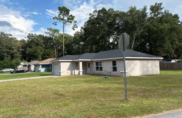 Spacious NW Ocala Home on a Large Corner Lot Gallery 1