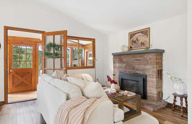 Charming Evergreen Mountain Home with Fenced Yard, Updated Kitchen & Sunroom — Pets Welcome! Gallery 4