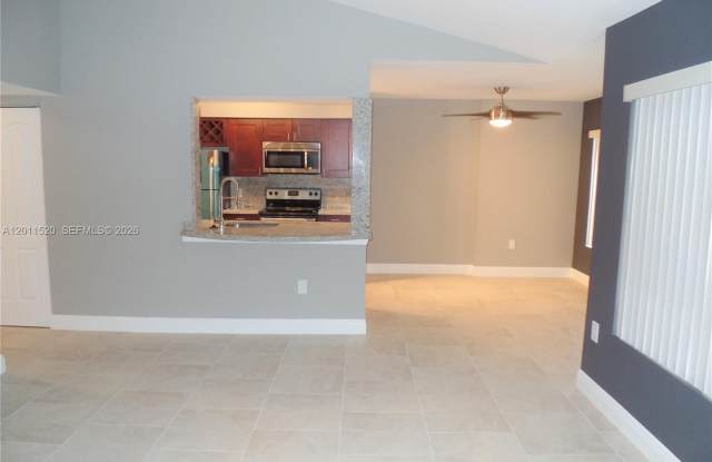 2647 NW 33rd St photos photos
