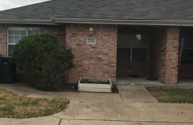 Spacious Duplex Available In Steeplechase For Immediate Move-In! photos photos