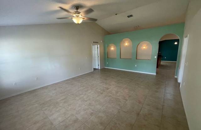 Spacious 4 Bedroom, 2 bath home, Gallery 3