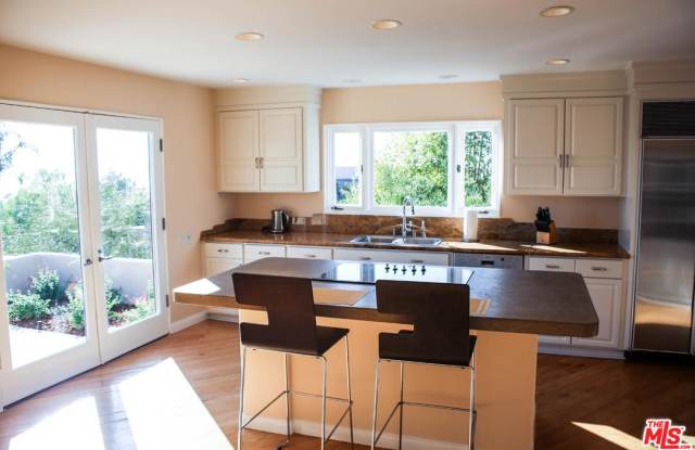 1526 BLUE JAY Way Gallery 4