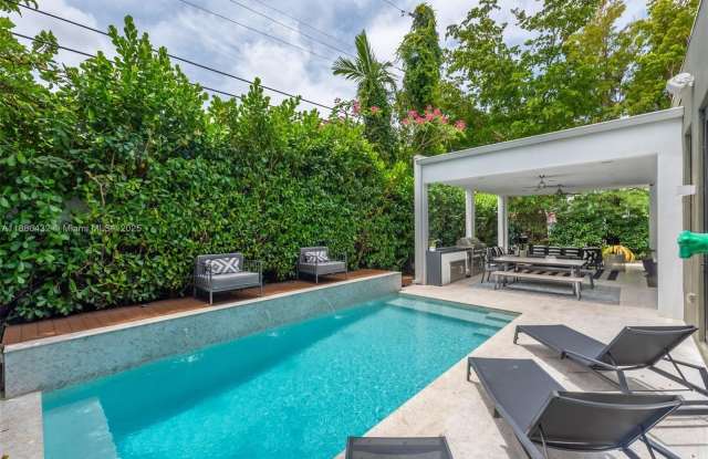 4675 NE 2nd Ave photos photos