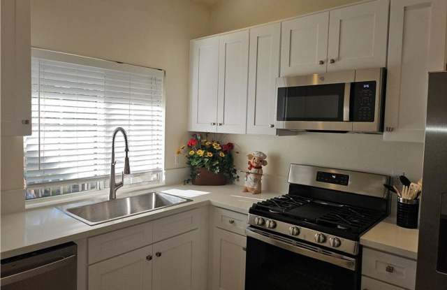 2 Bedroom 2 Bath / Garage Gallery 1
