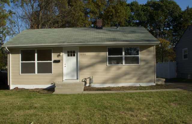 **REMODELED 2-BEDROOM HOUSE w/ GARAGE!!** photos photos