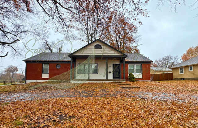 WELCOME HOME TO COMFORT  STYLE - 12315 East 44th Terrace, Kansas City, MO 64133