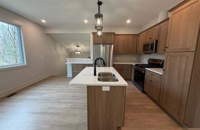 545-547 68th St SE photos photos