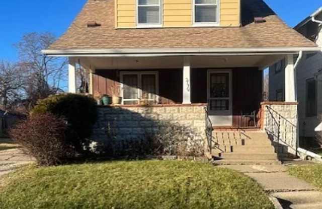 Spacious 3 bedroom 1 bath located near University of Toledo photos photos