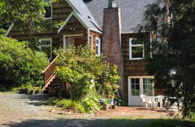 Charming and beautiful 2100 sq ft Home on acreage for rent photos photos