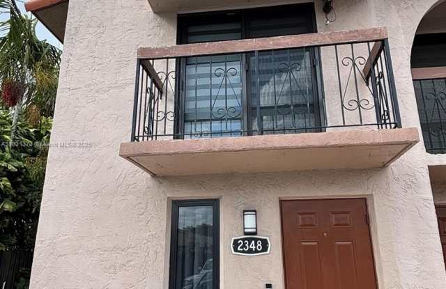 2348 W 68th St photos photos