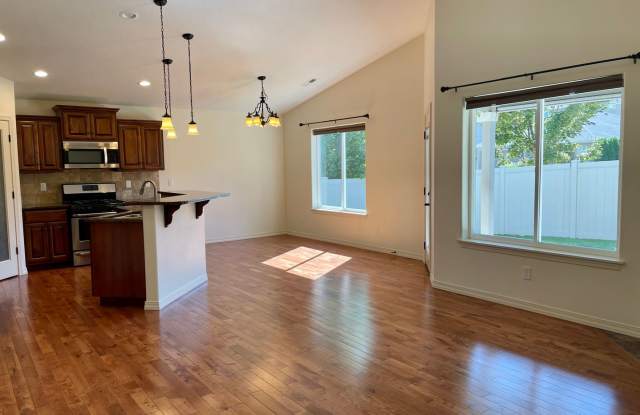 Live In Luxury with Vaulted Ceilings, Granite Countertops, and a Gas Fireplace! Gallery 4