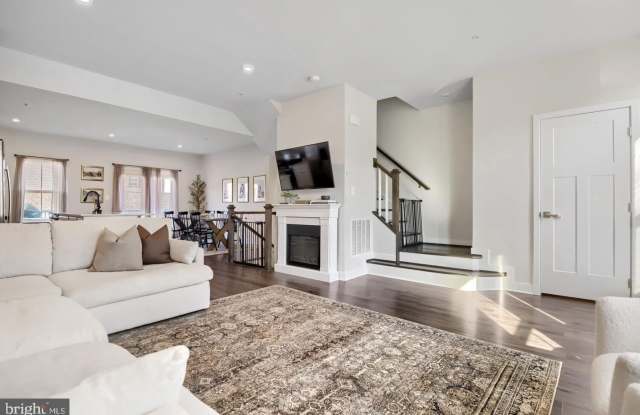 6402 FALCONWOOD Street Gallery 4