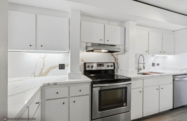 DOWNTOWN ~ Luxury Gene Leedy Townhouse ~ with Community Pool photos photos