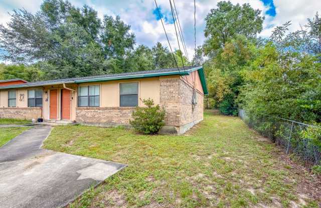 CUTE 2/1 w/ Huge Yard, Open Kitchen w/ Bar, Updated Shower, Newer Flooring/Paint! $1050 /month Avail Now! Gallery 3
