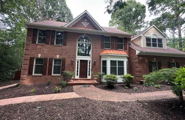 "House on a Hill" Blends Convenience and Wooded Retreat Gallery 1