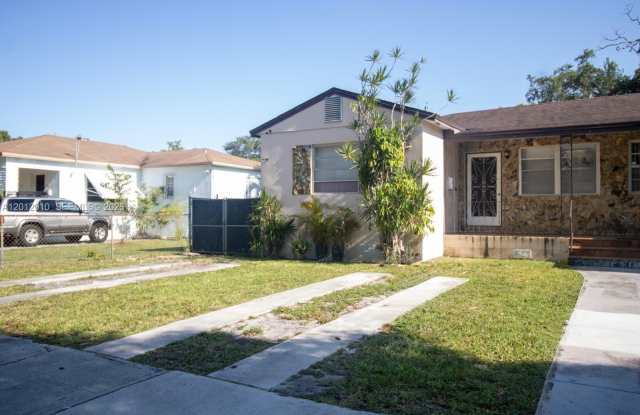 5860 SW 9th St photos photos
