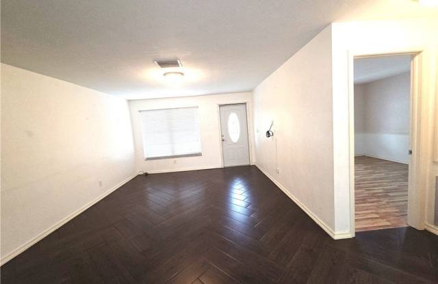 1213 SW 48th Terrace Gallery 3