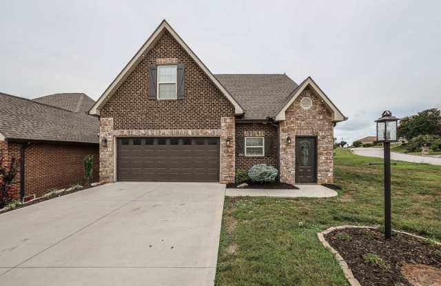 Maryville 37801 - 4 bedroom, 2.5 bath home with 2-car garage IN MARYVILLE CITY SCHOOL DISTRICT! - Contact Sara Price (865)603-3736 - 2301 Torrey Pines Drive, Maryville, TN 37801