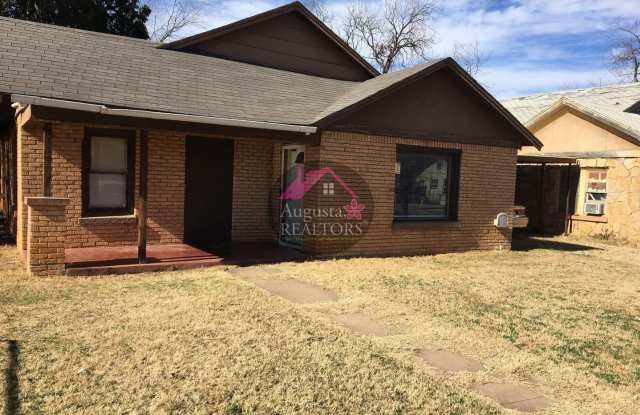 Very cute 2 Bedroom 1 Bath with Bonus Room. Gallery 1
