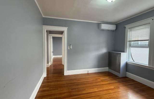 Updated 3 Bed 1 Bath in the Heart of Oak Square Gallery 4