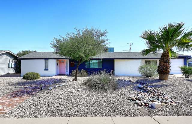 Fully Furnished Remodeled 4 Bedroom / 4 Bathroom Home with spacious back yard & pool in Central Phoenix! Gallery 3