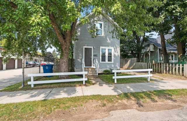For Rent: Cozy and Adorable 2-Bedroom / 1-Bathroom House in Oshkosh! photos photos