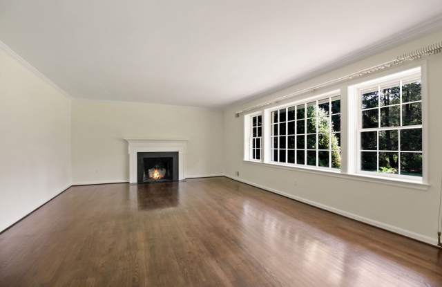 3 Bed 3 Bath - Potomac Falls Rambler - 2 Car Garage Gallery 4