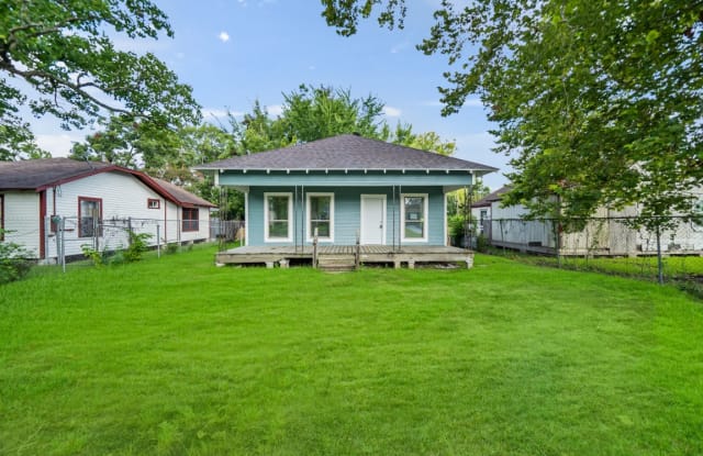 304 Daniel Street - 304 Daniel Street, Baytown, TX 77520
