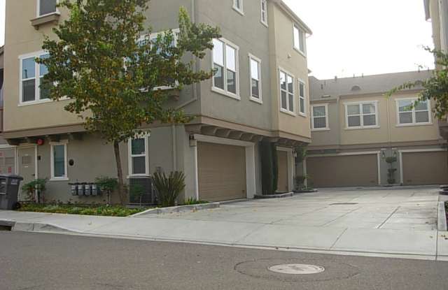 Beautiful end-unit Townhouse 3 bedrooms/2.5 bath, large loft, 2 car garage and outdoor patio! photos photos