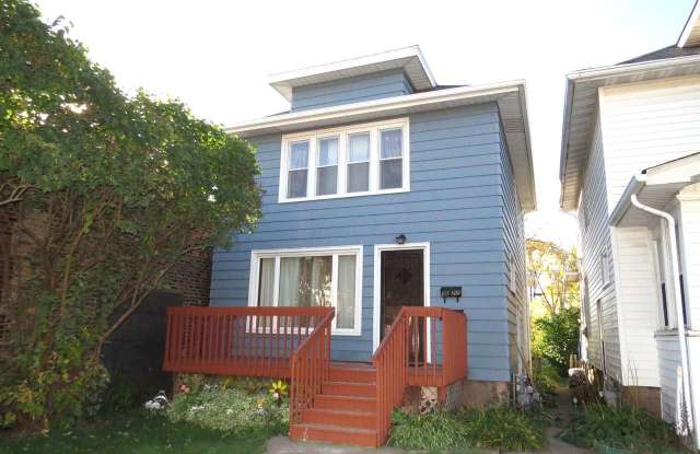 Available July 1st! Single family home with fenced-in backyard! photos photos