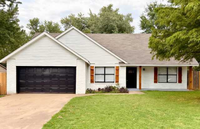 Updated Comfort with a Downstairs Primary Suite in Jenks photos photos