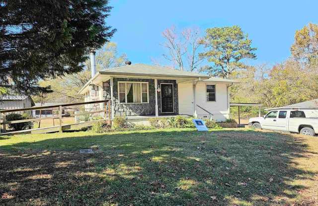 Charming 3BR/1BA Cottage with Spacious Yard Gallery 1