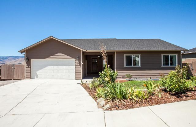 2 Bedroom  1 Bathroom with Privacy at it's Best - 3950 Northeast Vista del Rey Drive, Douglas County, WA 98802